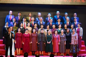 合唱《半个月亮爬上来》、《我和我的祖国》 合唱《半个月亮爬上来》、《我和我的祖国》
